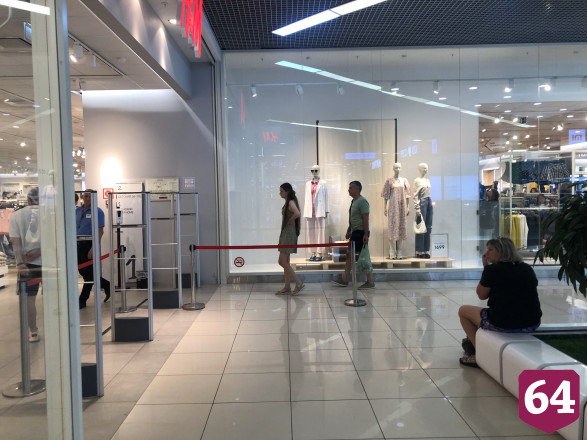 Саратовцы выстроились в очереди на распродаже H&M перед уходом из России 