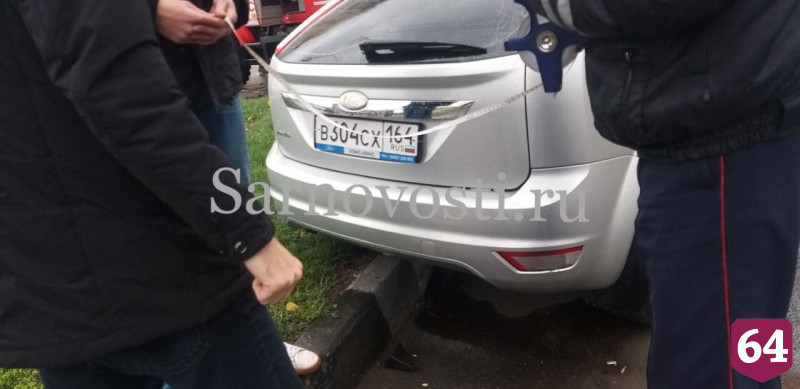 В Саратове грузовик опрокинулся на бок после ДТП с иномаркой