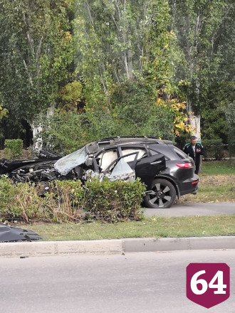 Лихач на «Инфинити» врезался в столб у городского парка