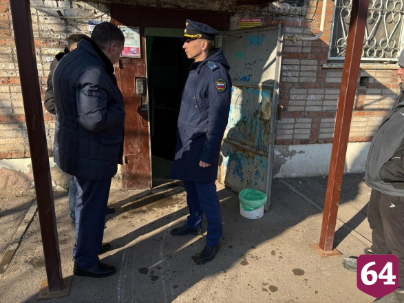 Провал в подъезде энгельсской пятиэтажки засыплют песком