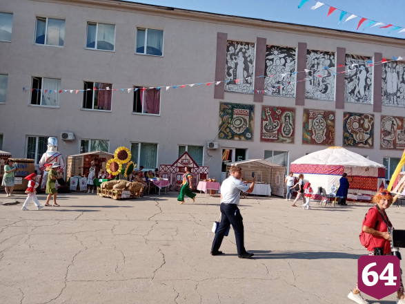 В Энгельсе провели парад национальностей 