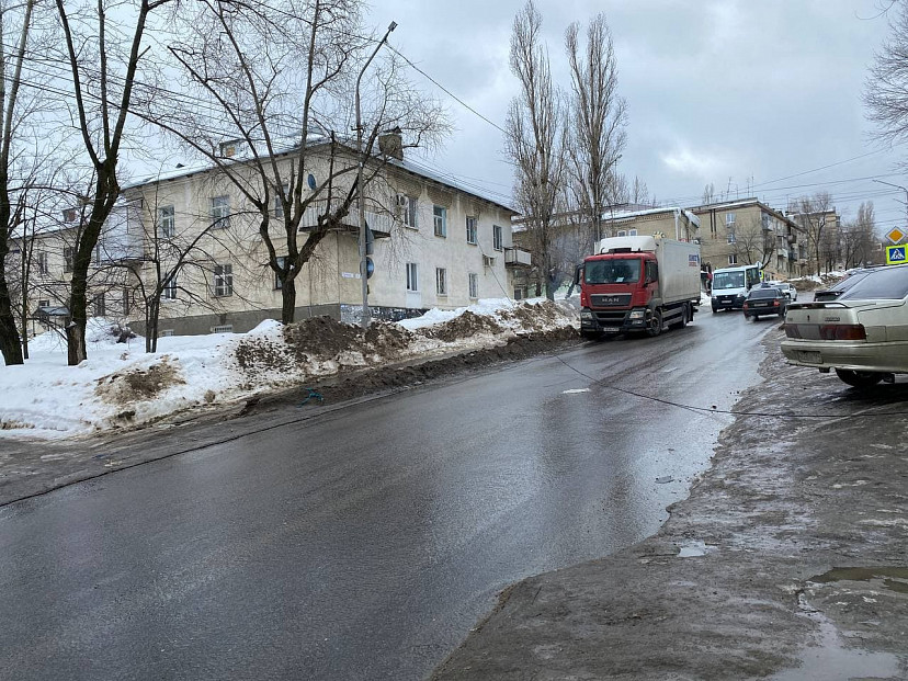 В Саратове электропровод упал на проезжую часть
