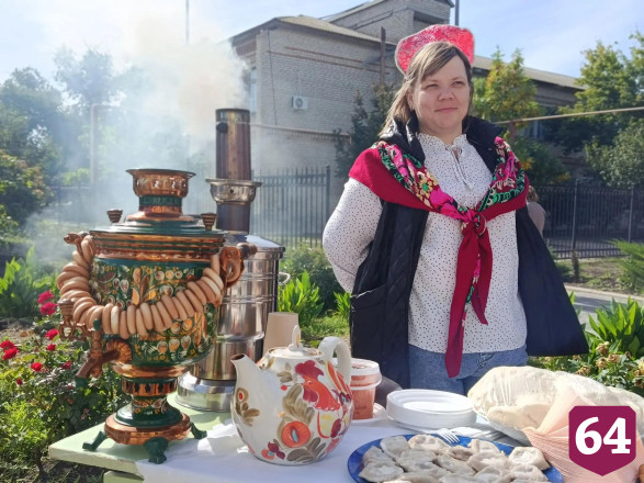 На саратовском фестивале самоваров кормили пловом и катали на ослике