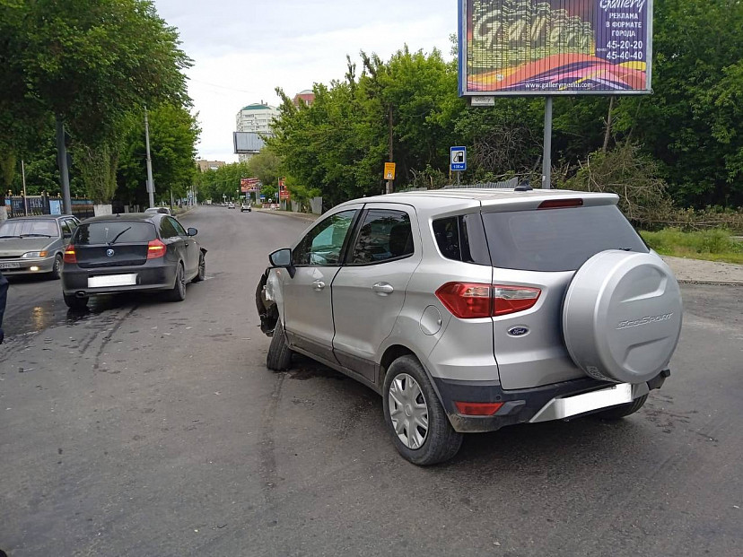 Женщина травмировалась в ДТП с иномарками на Тракторной