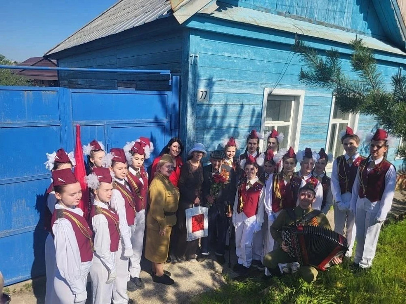 В Энгельсе с Днем Победы поздравили стрелка Великой Отечественной войны