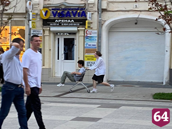 В центре Саратова молодежь оттачивает трюки на магазинных тележках