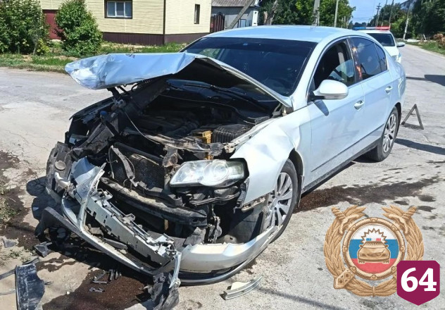 В Саратовской области после ДТП перевернулась «Нива»