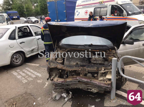 В Саратове легковушку отбросило на дорожный знак после ДТП
