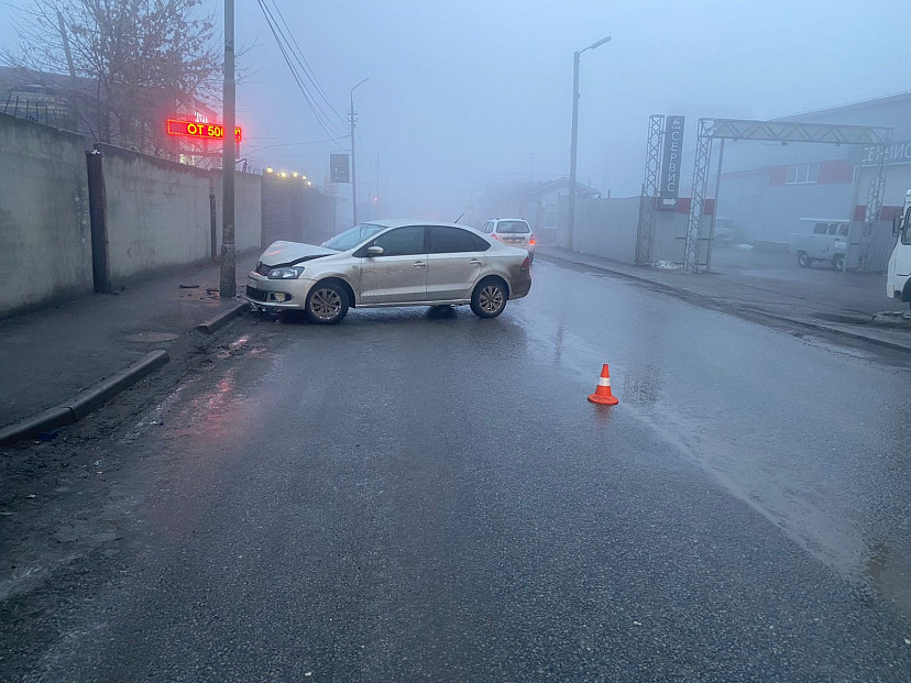 Женщина покалечилась в ДТП со столбом на Большой Садовой