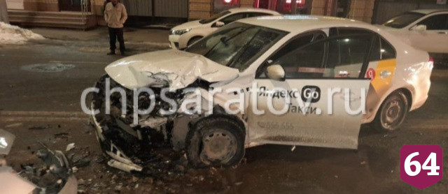 Ночью в центре Саратова столкнулись 4 автомобиля