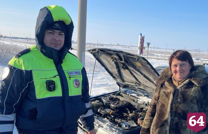 Саратовские полицейские помогли водителю фуры заменить пробитое колесо