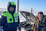 Саратовские полицейские помогли водителю фуры заменить пробитое колесо