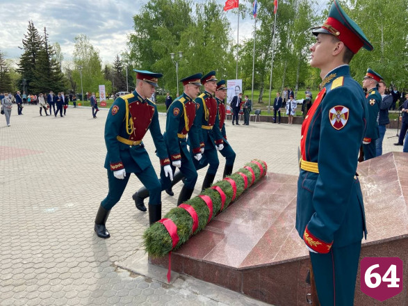 Губернатор возложил цветы к Вечному огню в парке Победы 