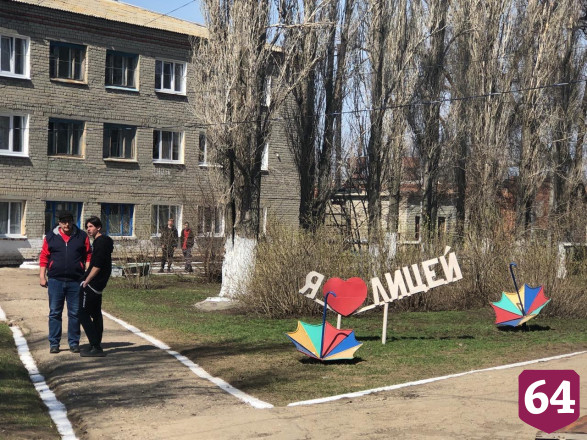 В лицее под Саратовом шьют одежду и подушки для бойцов СВО