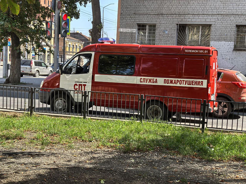 В Саратове пожарные тушили диван и вагончик