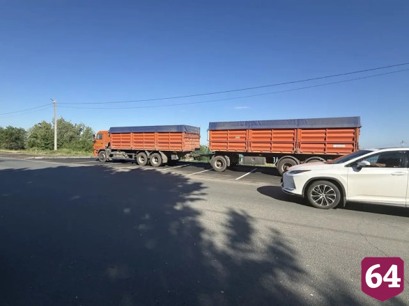 На парковке для легковых автомобилей у городского пляжа заметили большегрузы