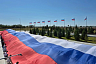 Саратовцы развернули 100-метровый триколор в Парке покорителей космоса