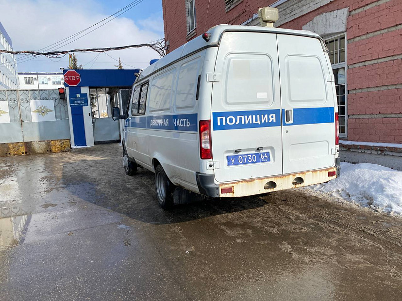 Сын хозяйки квартиры обчистил карманы гостя