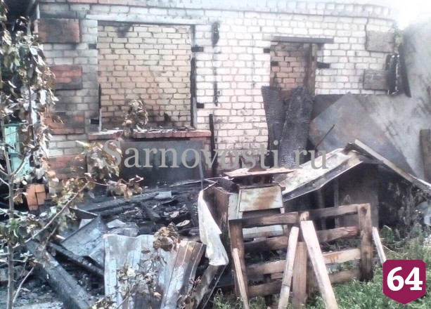 В Саратове мужчина получил ожоги при тушении соседского дома