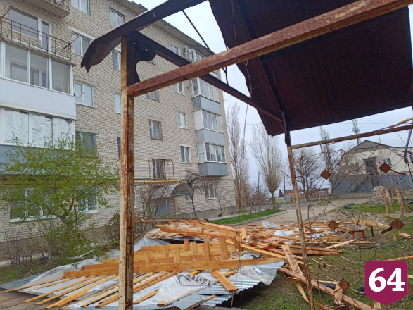 Ураган сорвал крышу пятиэтажки под Саратовом