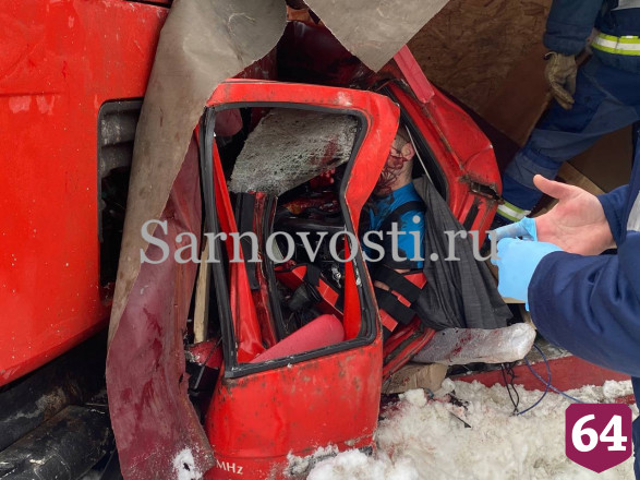 Зажатый в грузовике водитель умер после ДТП под Саратовом
