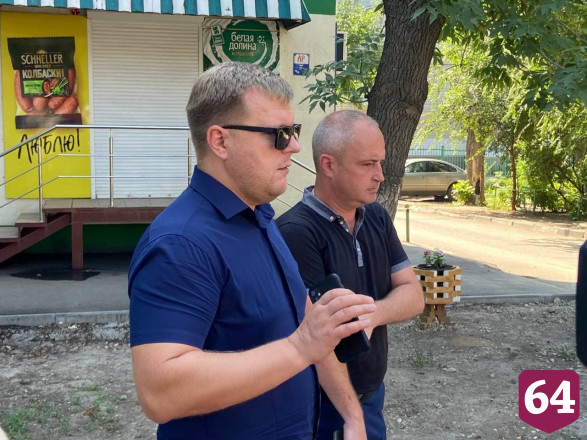 В Саратове провал на улице Чернышевского мешает движению транспорта 