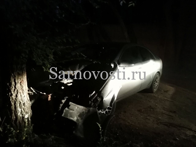 В Саратове мужчина бросил иномарку под сбитой елкой