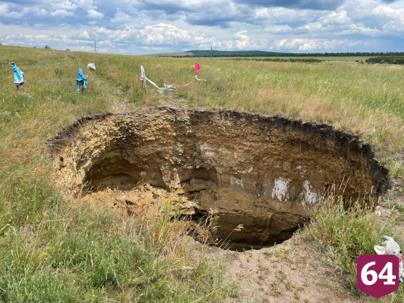В поле под Саратовом сняли на видео «космический кратер»