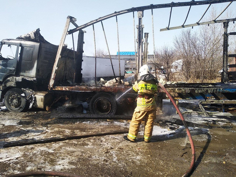  На парковке выгорели кабина и прицеп грузового «Мерседеса»