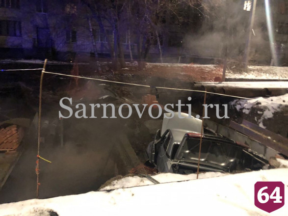 В Саратове автомобиль с пьяным водителем провалился в траншею