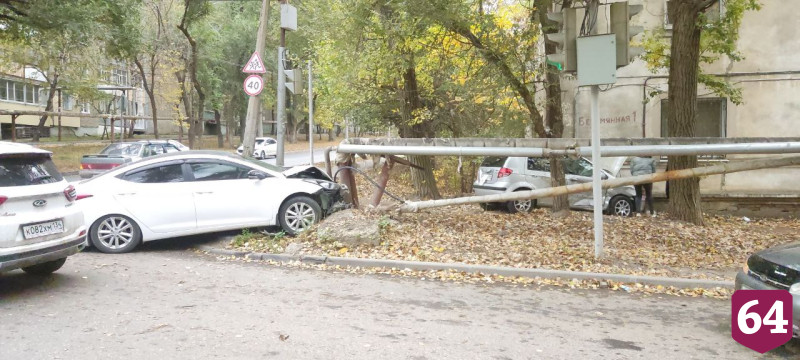 В Саратове автомобили участников ДТП вынесло к жилому дому