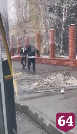 В Саратове водитель маршрутки избил прохожего у больницы