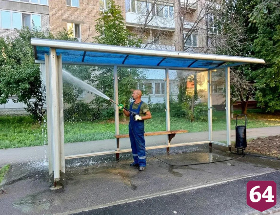 В Саратове памятник основателям русского цирка отмыли от голубиного помета   