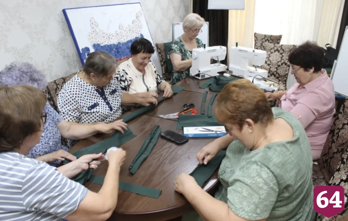 В Саратовской области пенсионеры шьют стильные шоперы из джинсы