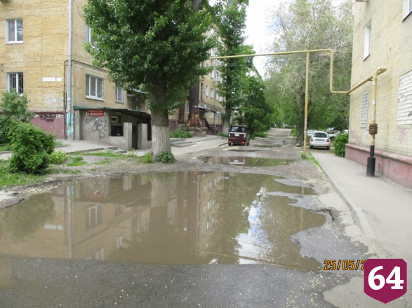 Саратовцы пожаловались на бездонные болота во дворе 
