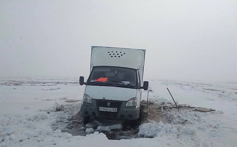 Саратовские спасатели эвакуировали водителя грузовика из заснеженного поля