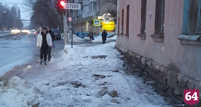 «Регион 64» помог обезопасить дорогу около аварийного дома