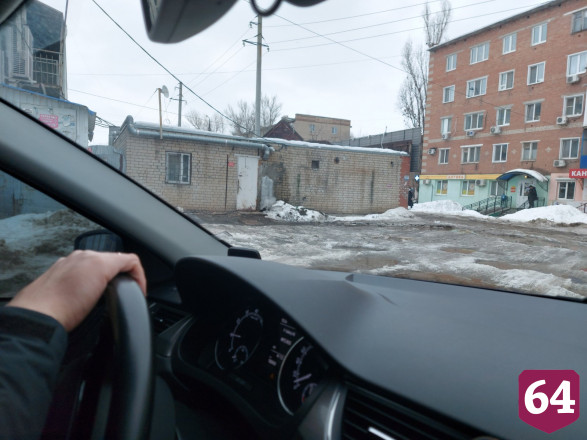 Жители Энгельса попросили привести в порядок дорогу «после бомбежки»