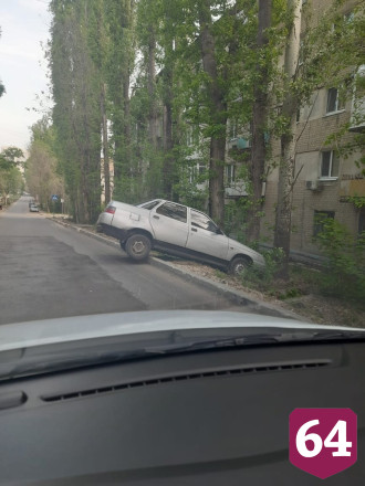 В Саратове автомобиль повис над дорогой