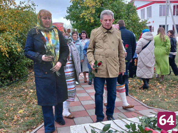 Под Саратовом участники фестиваля почтили память погибших героев 