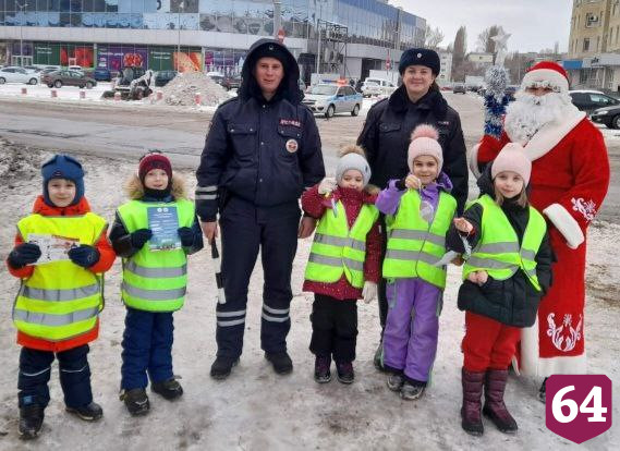 В Энгельсе дети дарили водителям «снежинки безопасности»
