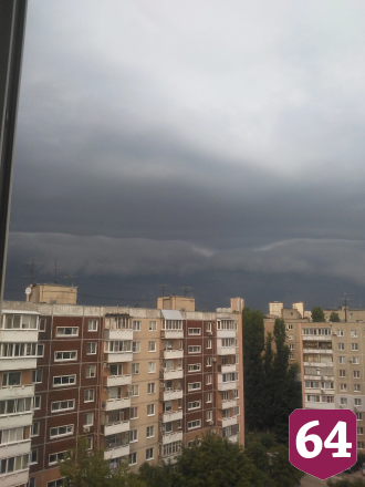 Жители в грозу сняли водопад на набережной Саратова