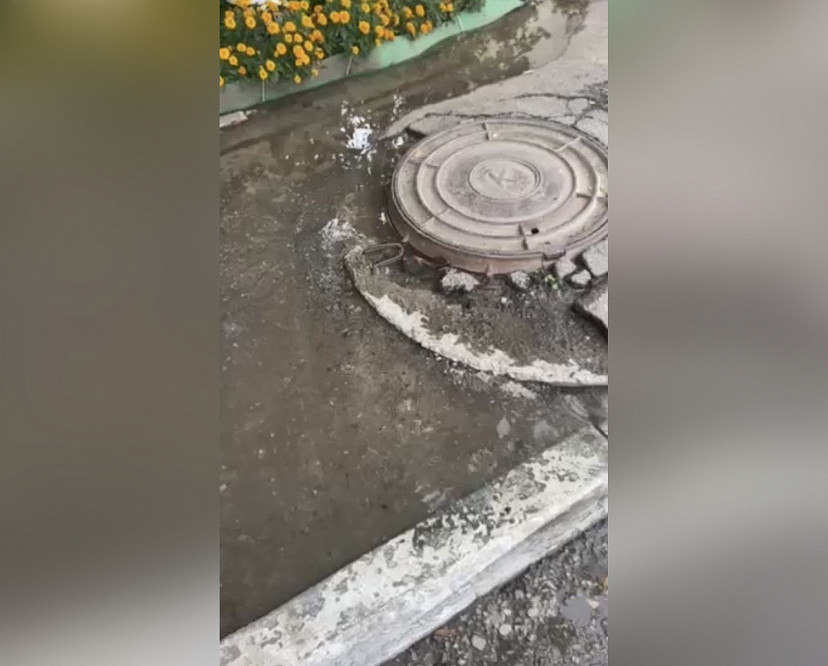 Двор в Энгельсе заливают зловонные фонтаны