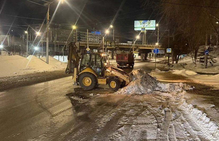 В снегопад на региональные дороги вышли свыше 300 единиц техники 
