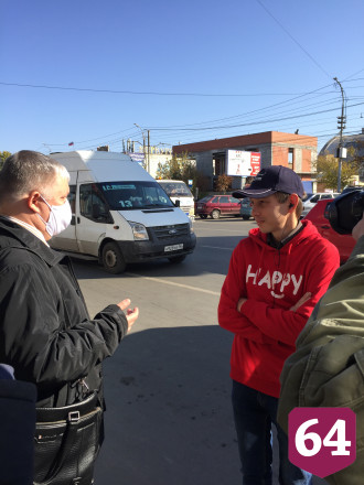Жители Саратова в автобусах носят маски на подбородке