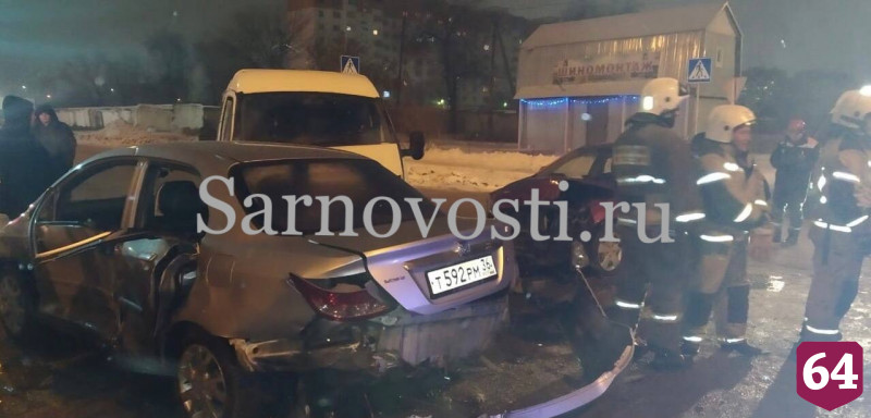 Под Саратовом в Новый год 5 человек пострадали в массовом ДТП