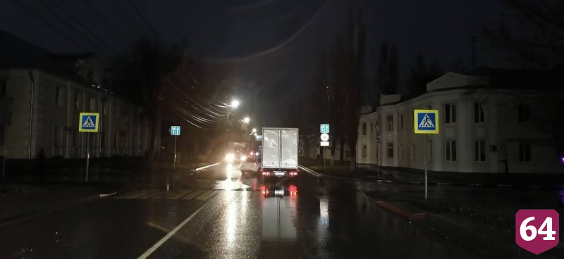 В Саратове мужчина угодил под колеса «Газели»