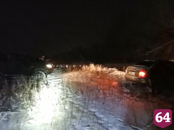 Автоледи на «Калине» застряла ночью в снежном поле 