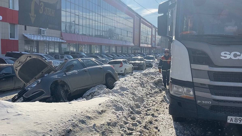 В Саратове женщина покалечилась в массовом ДТП с грузовиком