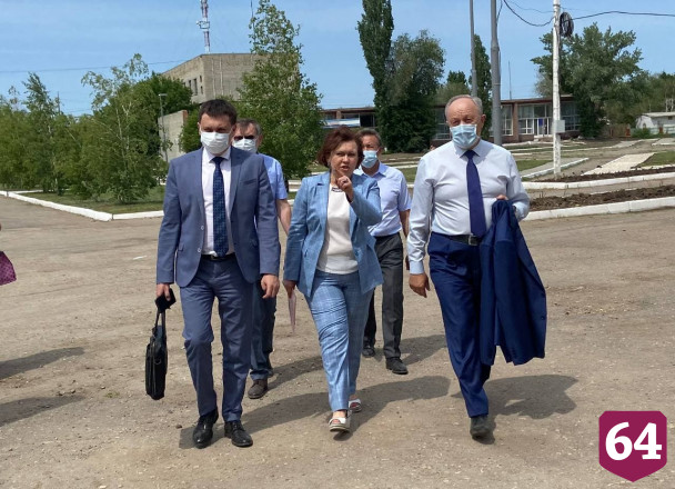 Губернатора возмутили клумбы с засохшими цветами в центре города  